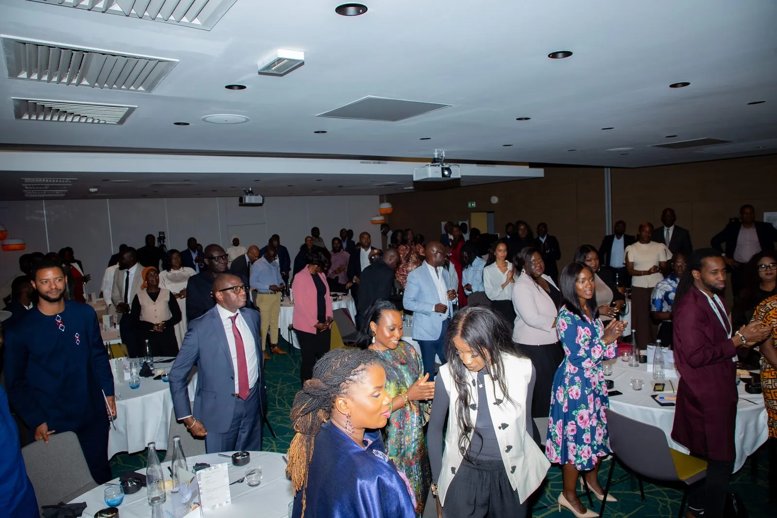 La salle debout pour le networking, au forum de juin 2026